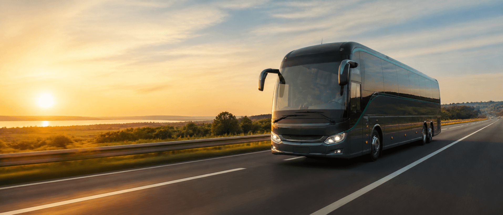 Autocar moderne Kende sur une route interurbaine